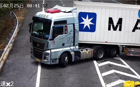 新手开半挂在高速上倒车！左边撞右边剐 指挥还要靠副驾