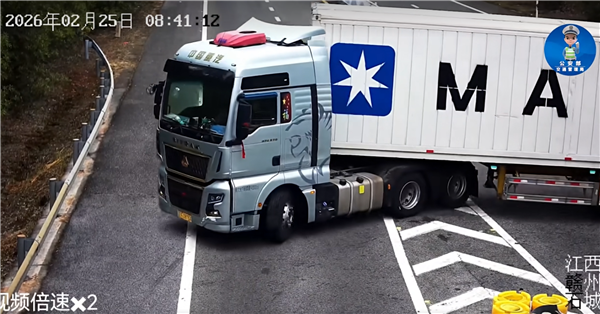 新手开半挂在高速上倒车！左边撞右边剐 指挥还要靠副驾