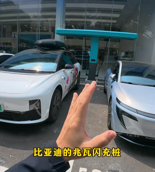 全网首台理想汽车实测比亚迪兆瓦闪充桩：73度电 31分钟充满