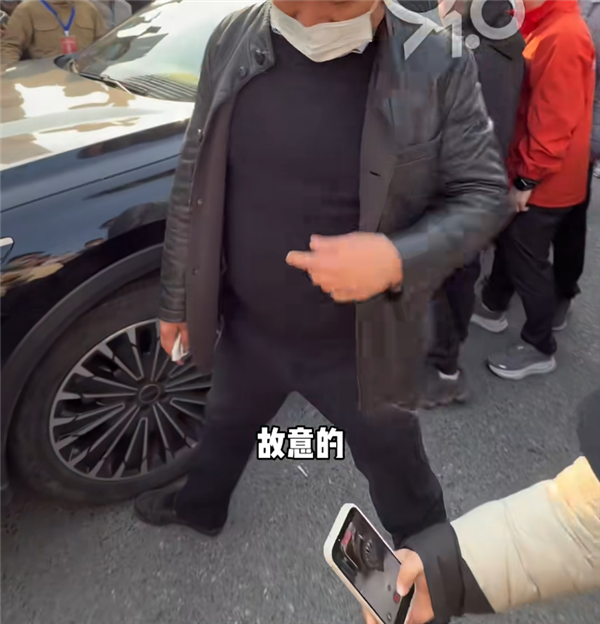 杭州315问题车展开幕：为拦车主维权 车企人员脚伸轮胎下碰瓷车主