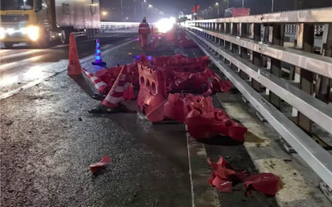 连撞30米水马都没停！司机：“困了、开了智驾”