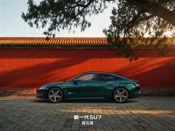 雷军周末工厂加班！晒新一代SU7靛石绿 阴天偏黑超低调