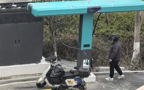 男子用比亚迪兆瓦闪充给电摩充电 博主：这是用巡航导弹打蚊子