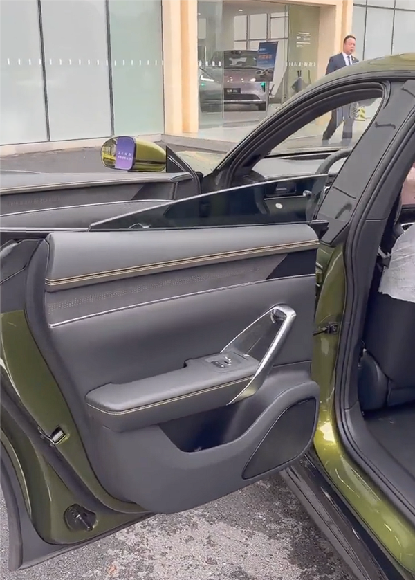 预售22.98万起 鸿蒙智行尚界Z7到店：掀背尾门开口巨大