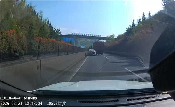 高速大忌！小车坚持100km/h与大货车并排 下一秒陷入绝境