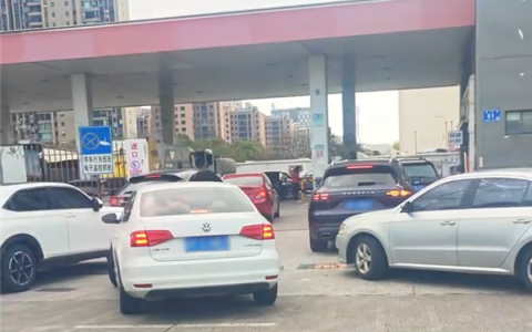 明日国内油价迎开年最大涨幅！网友实拍多地加油站排长队