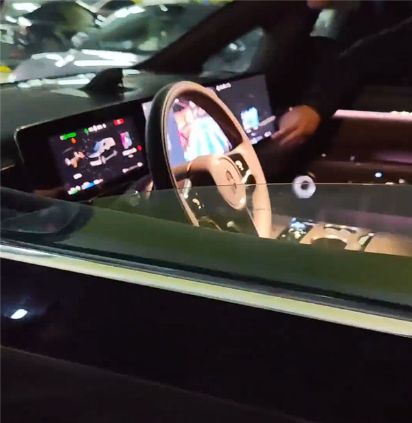 鸿蒙智行首款MPV 智界V9实车曝光:中控终于换新样式了