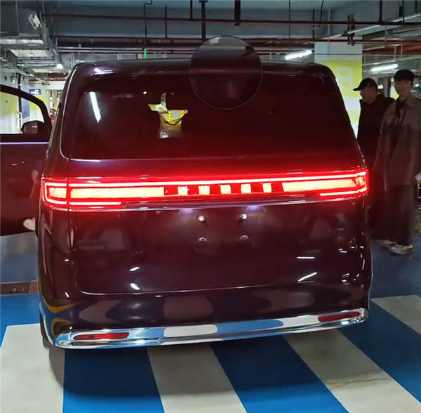 鸿蒙智行首款MPV 智界V9实车曝光:中控终于换新样式了