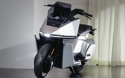 美女撒手站车上也不倒 全球首款量产自平衡电动摩托车发布