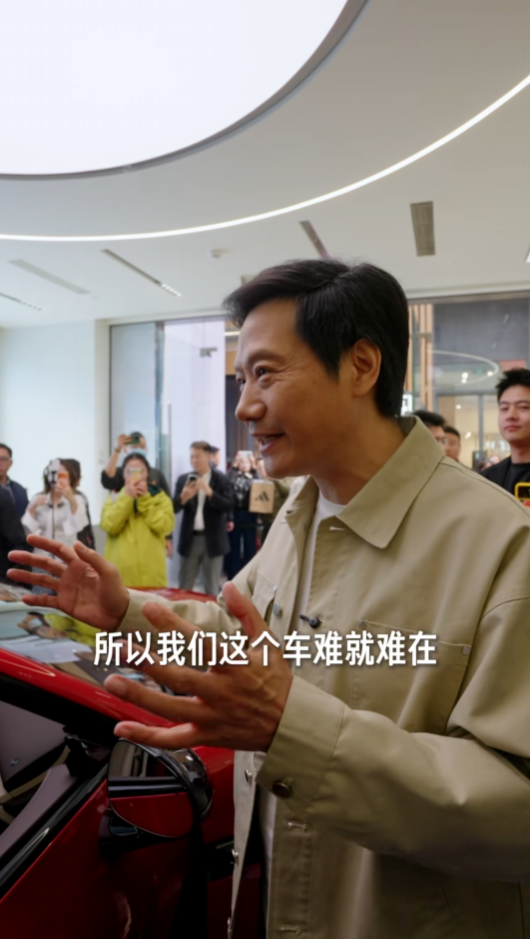 新一代SU7上市首个周末 雷军北京巡店：亲自讲解新车 为顾客开车门