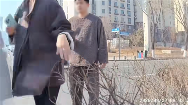 车主下车后车辆自行溜走 狂拉隐藏式把手打不开最终撞车