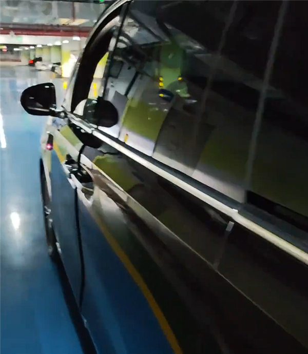 鸿蒙智行首款MPV 智界V9实车曝光:中控终于换新样式了