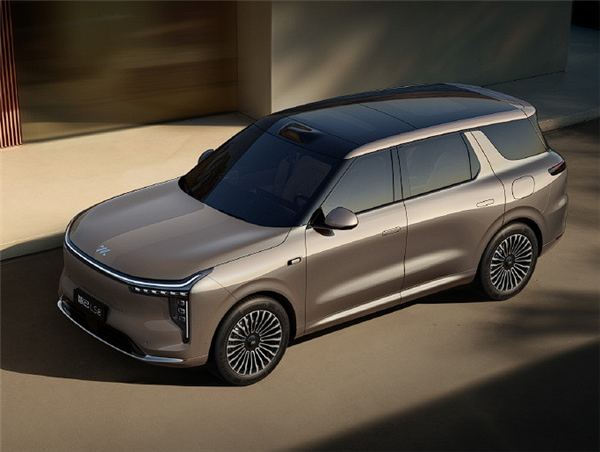 百万级底盘、科技配置下放至30万级！智己LS8开启预售：25.98万起