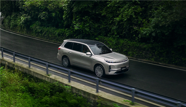 吉利交出史上最强财报！2025年营收3452亿元创新高 净利润大增36%