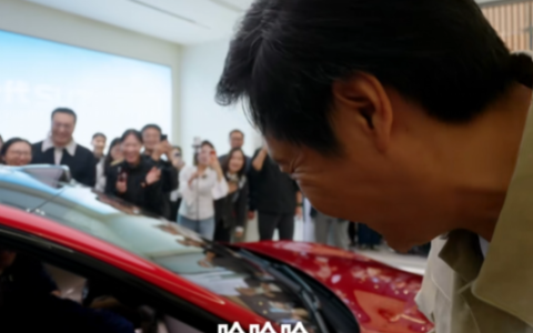 新一代SU7上市首个周末 雷军北京巡店：亲自讲解新车 为顾客开车门