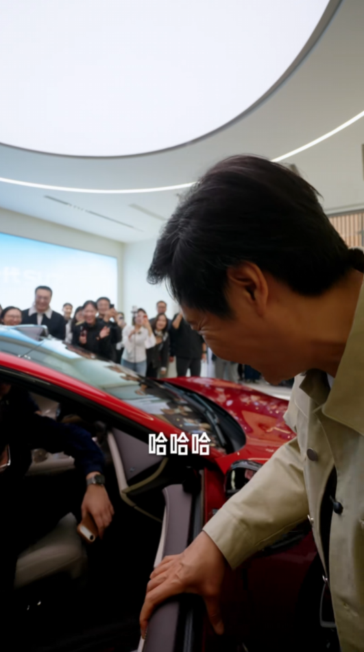 新一代SU7上市首个周末 雷军北京巡店：亲自讲解新车 为顾客开车门