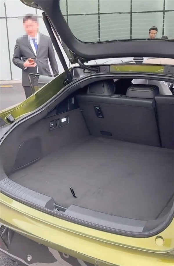 预售22.98万起 鸿蒙智行尚界Z7到店：掀背尾门开口巨大