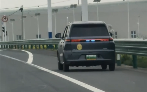 老头乐与时俱进用上智驾小蓝灯 网友：自欺欺人