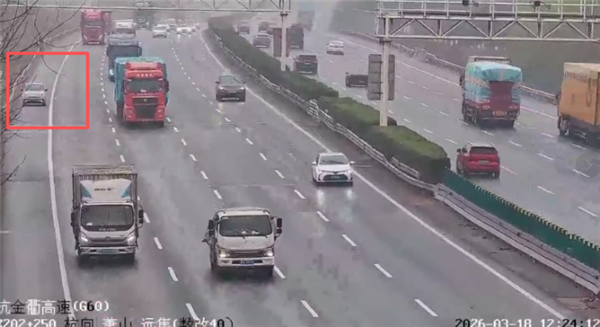 电动车剩余30%电量突然断电趴窝 车主在高速上推车去服务区