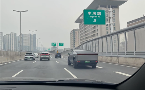 行驶的几百万元！川A绿牌特斯拉Cybertruck现身郑州街头