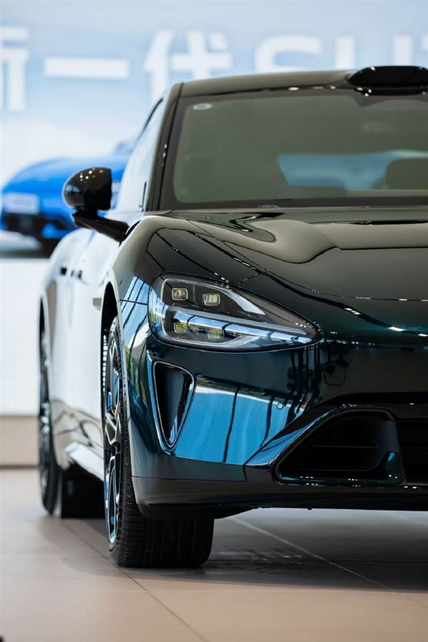 小米汽车第4款绿色来了！新一代SU7靛石绿实拍 雷军：高级而不张扬