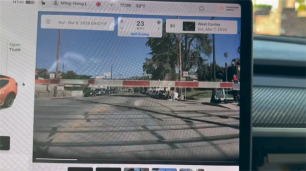 特斯拉FSD铁路道口识别失效 系统无反应撞上道路栏杆