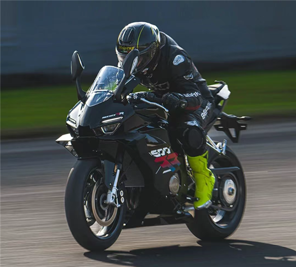 摩企禁止驾龄一年内新手买大排量摩托车 结果被投诉！创始人回应：罚款我认