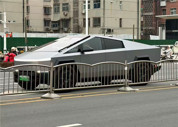 行驶的几百万元！川A绿牌特斯拉Cybertruck现身郑州街头