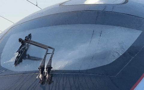 原来高铁也要加玻璃水 首尾两个车头都要加 一次6桶