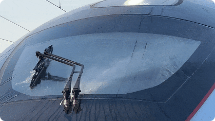 原来高铁也要加玻璃水 首尾两个车头都要加 一次6桶