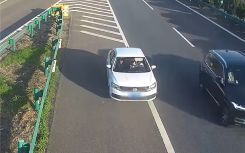 高速错过路口竟直接倒车 女司机：不去主干道不就没有关系吗