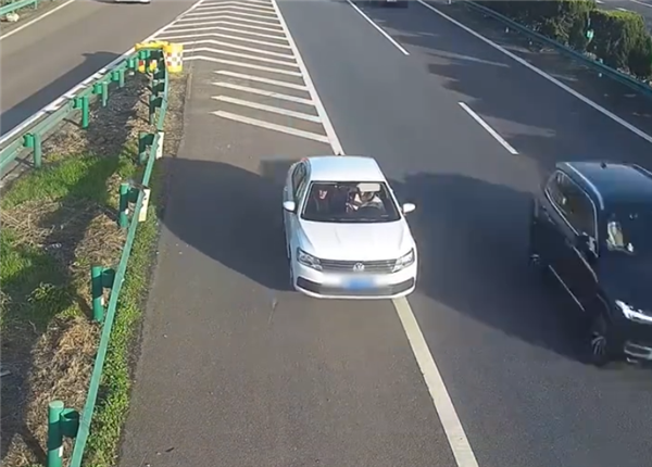 高速错过路口竟直接倒车 女司机：不去主干道不就没有关系吗