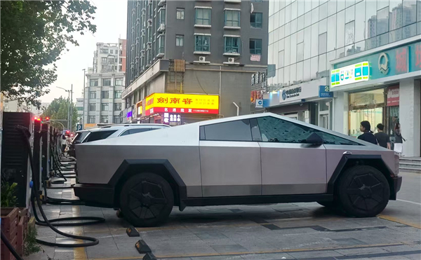 行驶的几百万元！川A绿牌特斯拉Cybertruck现身郑州街头