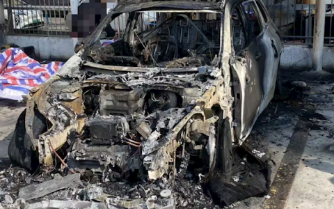 奔驰EQB自燃烧成壳 车主：厂家拖了2个月才处理 代步车也没有