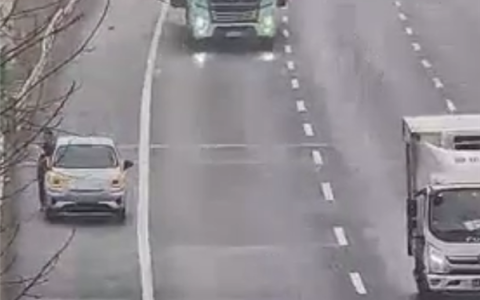 电动车剩余30%电量突然断电趴窝 车主在高速上推车去服务区