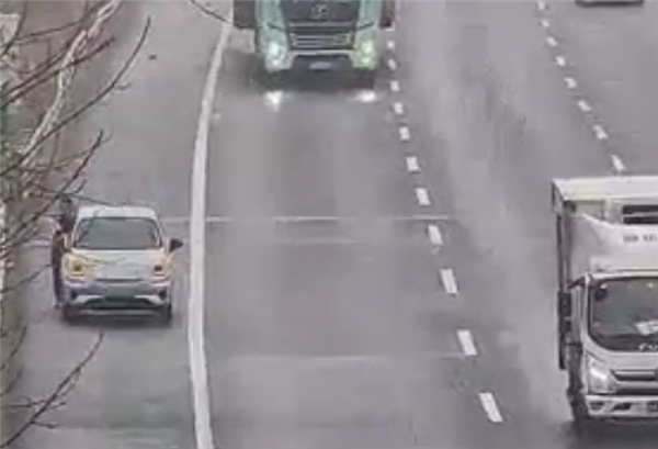 电动车剩余30%电量突然断电趴窝 车主在高速上推车去服务区