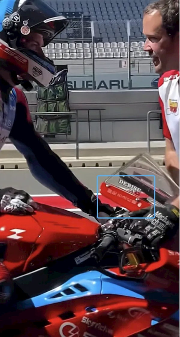 张雪机车的冠军赛车上这六个字火了！村民感动：看到直播眼泪都快出来了