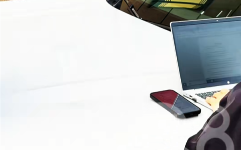 问题车展现名场面：车企人员趴引擎盖上狂敲键盘 秒出退车协议