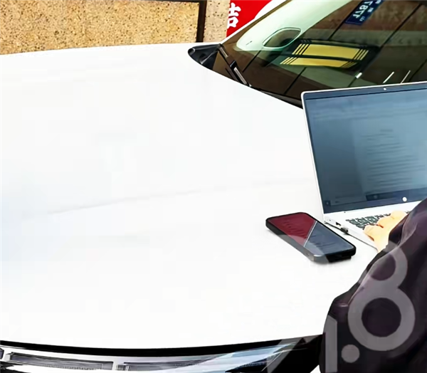 问题车展现名场面：车企人员趴引擎盖上狂敲键盘 秒出退车协议