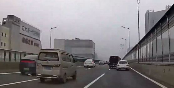 一运钞车变道时未被让行 竟斗气加速别车 交警：正在约谈双方车主