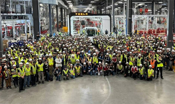 TechWeb微晚报：特斯拉电动卡车Semi量产，苹果iOS 27相机要变“AI眼”