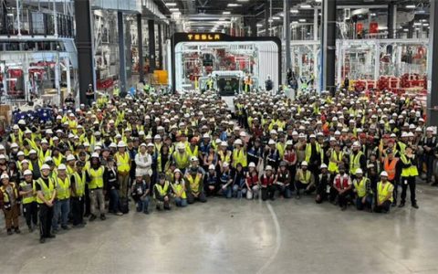 特斯拉电动卡车Semi进入量产新阶段 首辆量产车已下线