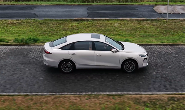 配自研全铝发动机 全新上汽荣威i6上市：仅6.59万起