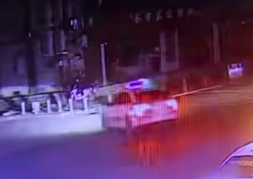 醉驾车被警车追击途中撞上电动车致其身亡 家属要求交警担责