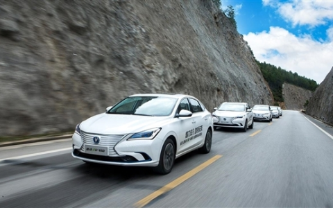 长安朱华荣谈汽车行业残酷真相：年销300万仅能生存 超800万才能活得好