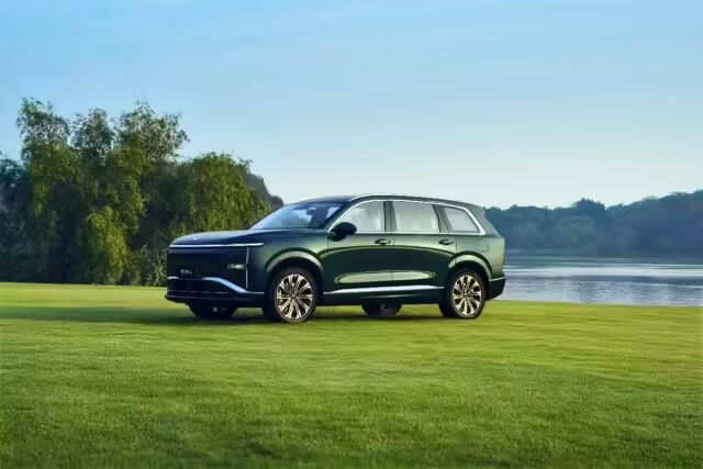 车圈一夜变天!5 款重磅新车齐亮相:比亚迪直接 “闪充” 杀疯,特斯拉改款等于没改?