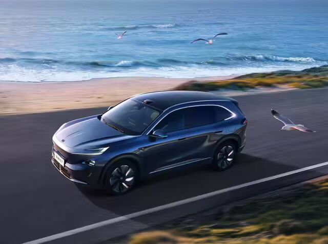 车圈一夜变天!5 款重磅新车齐亮相:比亚迪直接 “闪充” 杀疯,特斯拉改款等于没改?