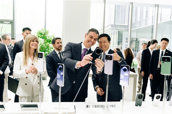 西班牙首相点赞小米汽车！雷军称他特别关注续航 每辆车都问了一遍