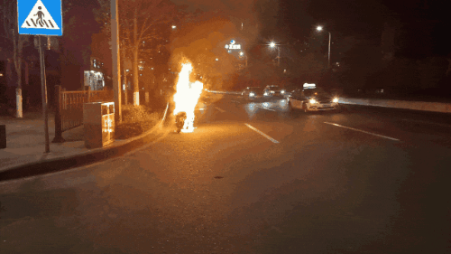 二手车电动车骑行起火 锂电池故障成罪魁祸首