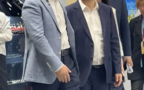 比亚迪王传福打卡问界展台！余承东亲自讲解全新一代M9：曾称让所有中国厂商都追不上